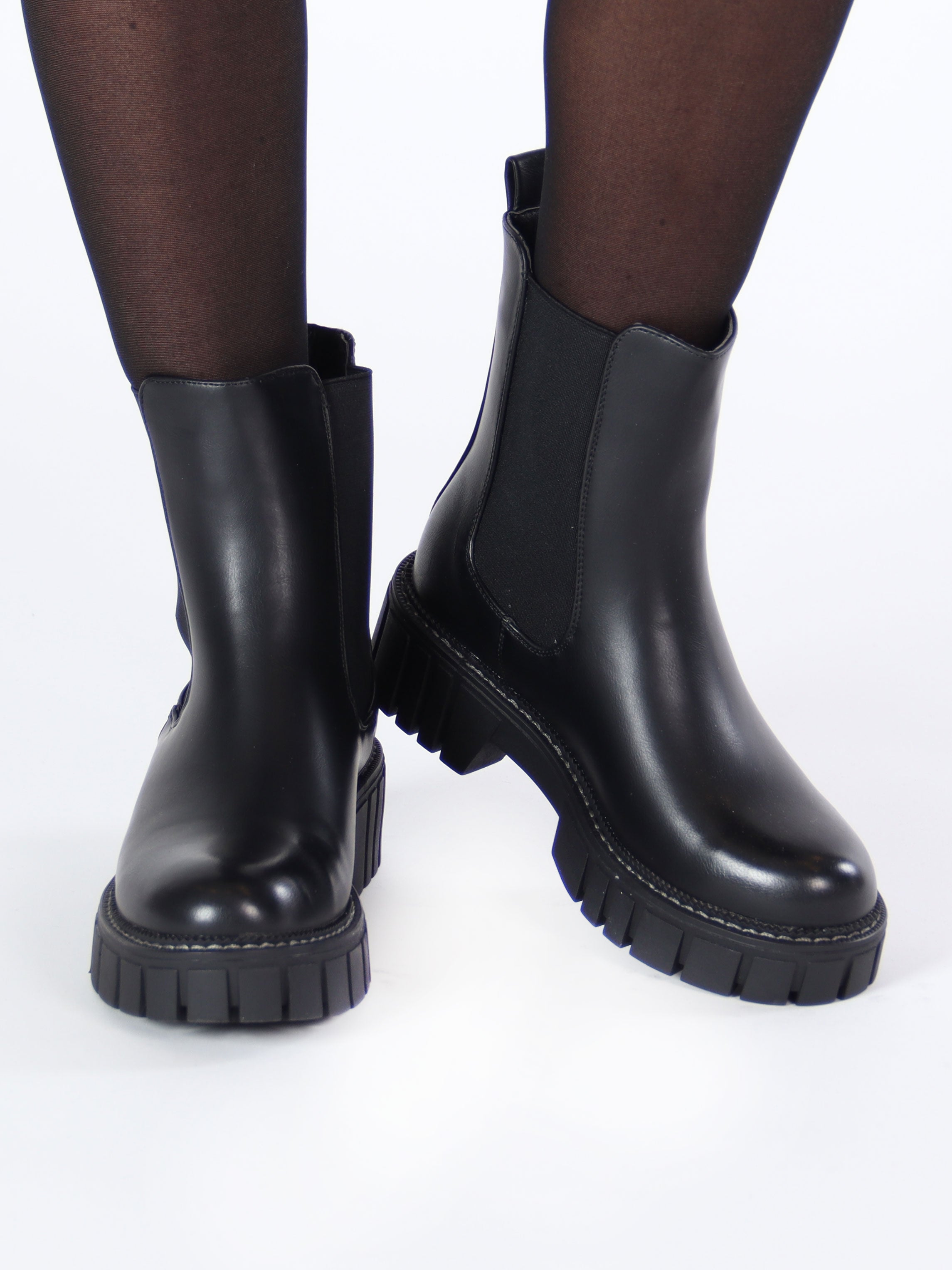 Leikny - Svarta stövlar med grov sula